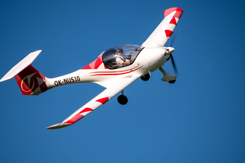 Ultralehké letadlo v modré obloze.